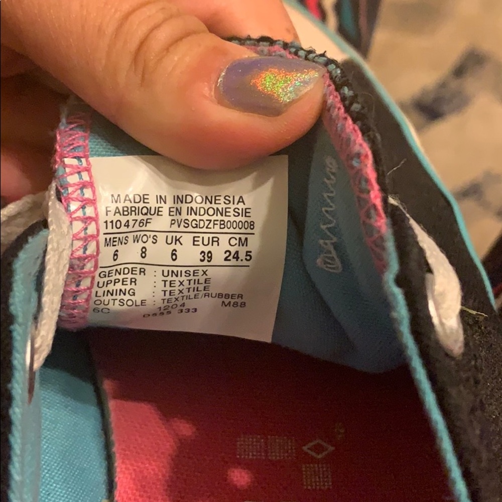 Converse - Picture 2 of 2
